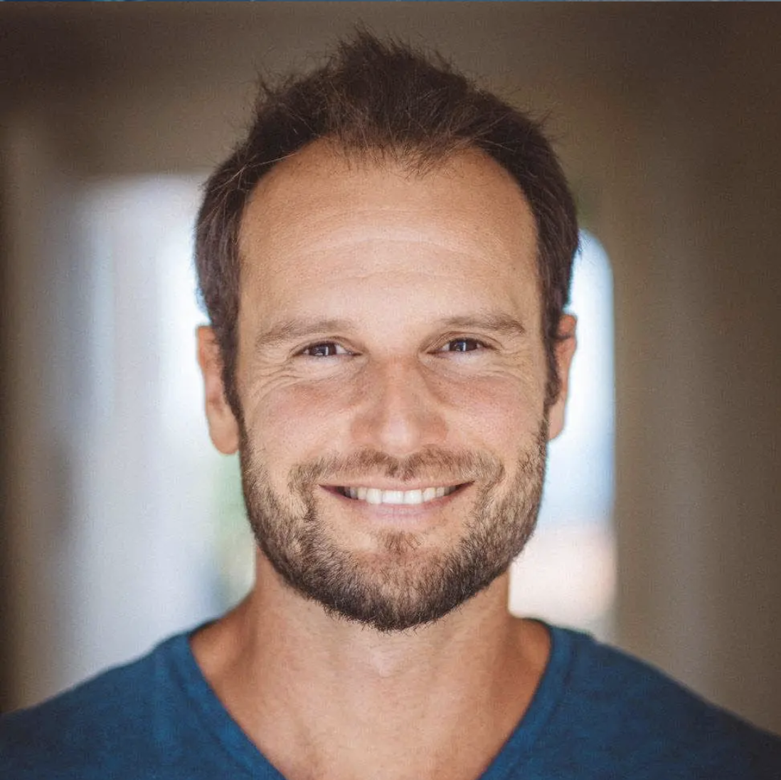 ari whitten headshot